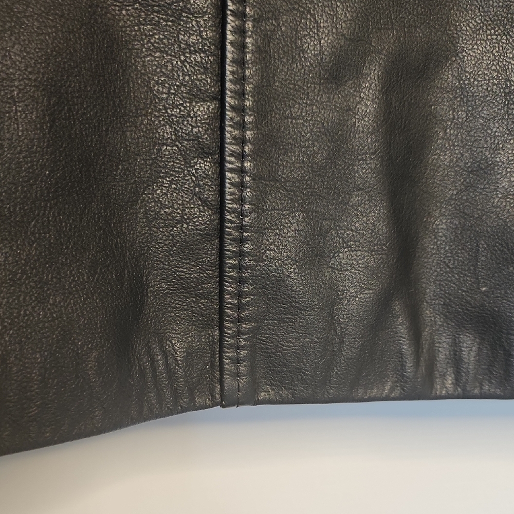 Men's Sleek Black Leather Jacket - Picture 8 of 13